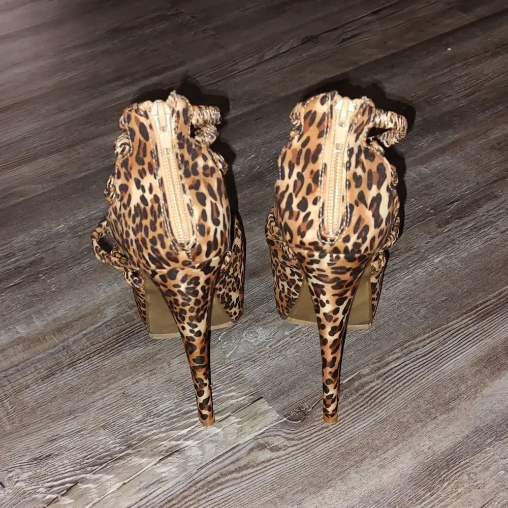 Shoe Republic LA cheetah print strappy  platform heels  Sz 7.5